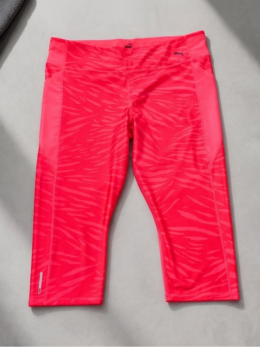 PUMA 2X Neon Pink Zebra Print Capri Leggings Side Pocket Reflective Activewear - Picture 3 of 11